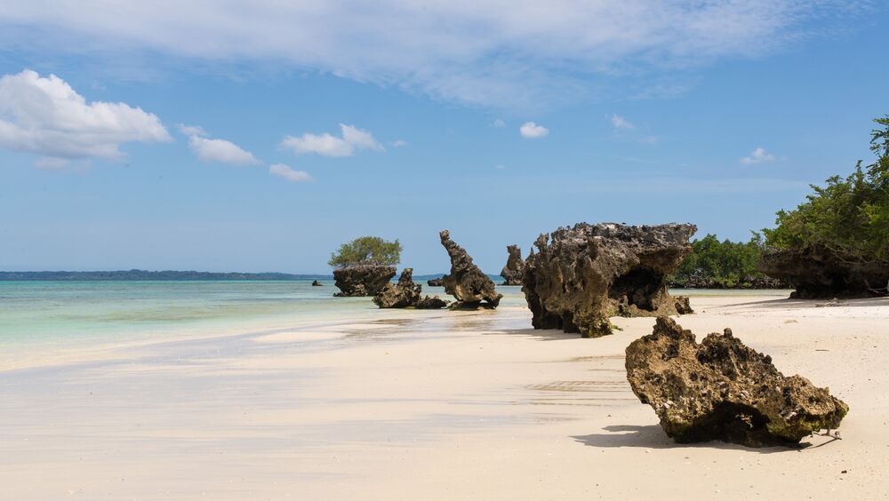 Strand van pemba met zee en rotsen, Tanzania