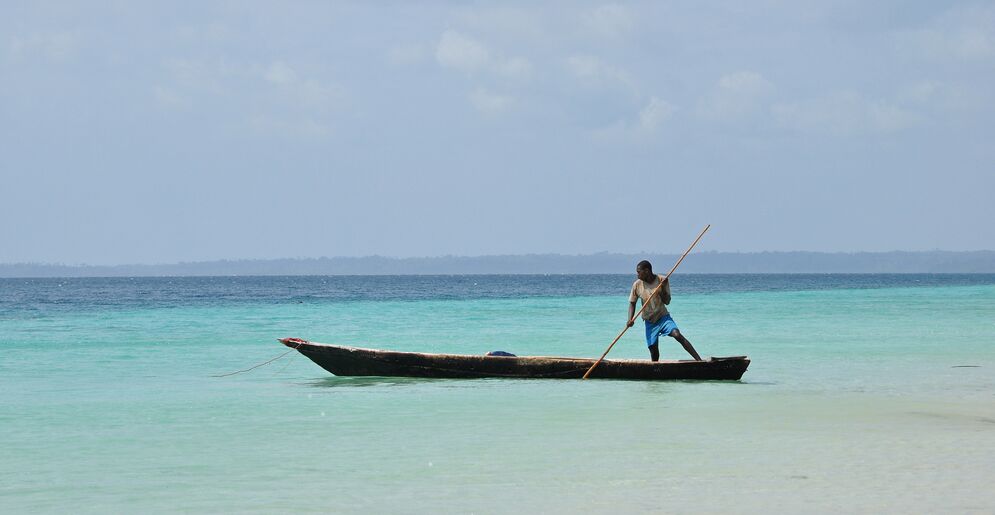 Visssersboot op zee in pemba, tanzania