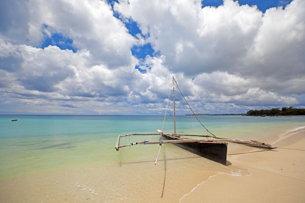 Vissersboot aan het strand in Pemba, Tanzania