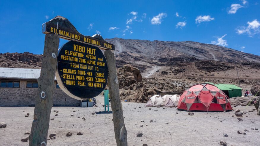 Rongai Route (4/6) | Mawenzi Tarn Camp (4,305 m/13,238 ft) - Kibo Huts Camp (4,720 m/15,485 ft)